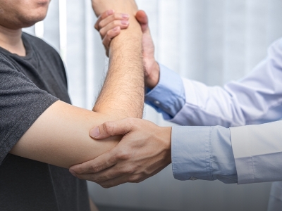 Don’t wait for swollen fingers before seeking help for arthritis